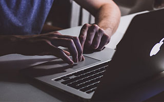 高姿态，自以为是，我的背后其实需要被认可